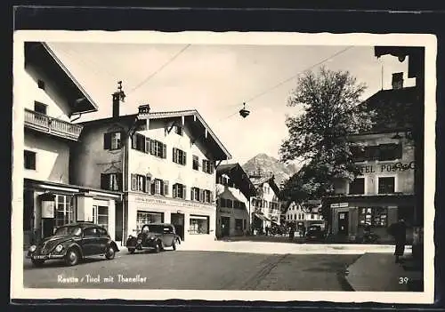 AK Reutte / Thaneller, Strassenpartie mit Passanten und Autos