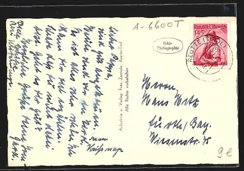 AK Reutte / Thaneller, Strassenpartie mit Passanten und Autos