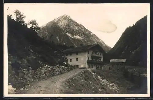 AK Ranalt i. Stubai, Gasthof Falbesoner mit Strasse und Bergblick