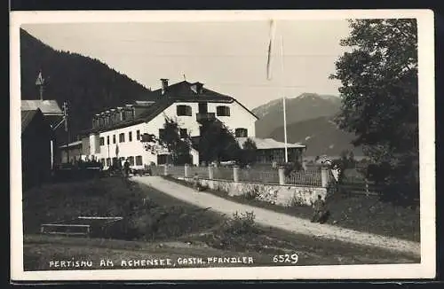 AK Pertisau am Achensee, Gasthaus Pfandler mit Strasse und Bergpanorama