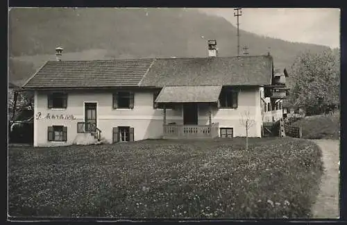 AK Mieders, Grosses Haus mit Veranda, Seitenansicht mit Strasse