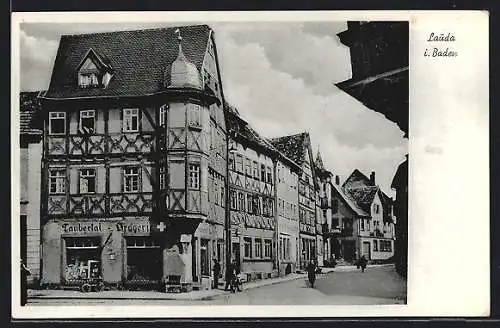 AK Lauda i. Baden, Strassenpartie mit Drogerie