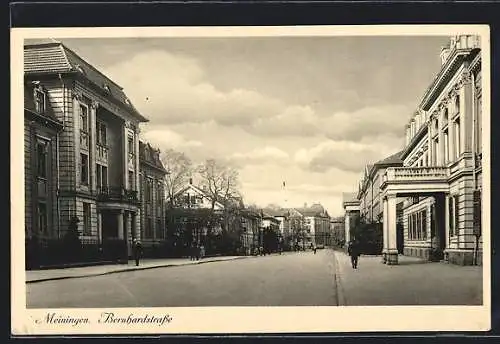 AK Meiningen, Bernhardstrasse mit Passanten