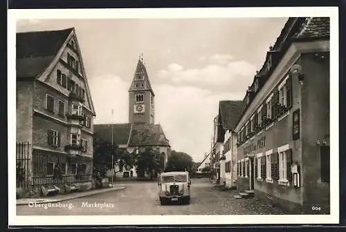 AK Obergünzburg, Marktplatz mit Gasthof zur Post und Kirche