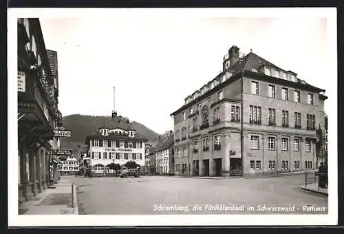 AK Schramberg im Schwarzwald, Strassenpartie mit Hotel Mohren und Rathaus
