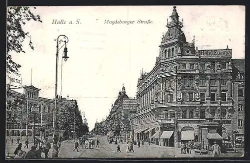 AK Halle / Saale, Strassenleben & Hotel Europa auf der Magdeburger Strasse