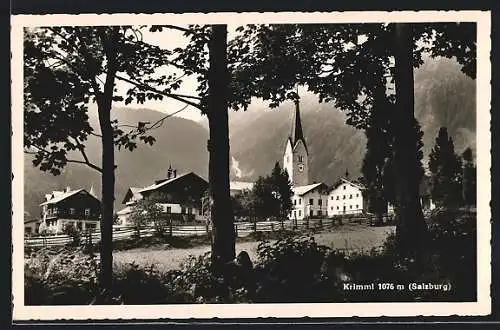 AK Krimml, Teilansicht mit Kirche vom Waldrand her
