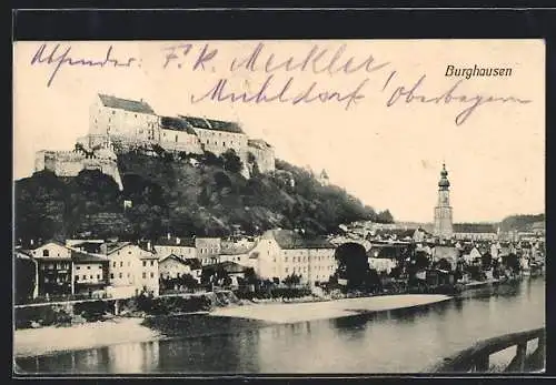 AK Burghausen / Salzach, Salzachpartie mit Blick auf Burg und Kirche