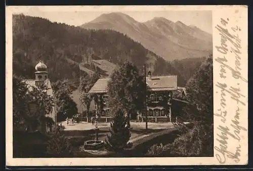 AK Rieden bei Reutte /Tirol, Ortspartie mit Brunnen, Kirche und Bergpanorama