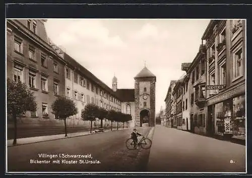 AK Villingen / Schwarzwald, Bickentor mit Kloster St. Ursula, Junge mit Fahrrad