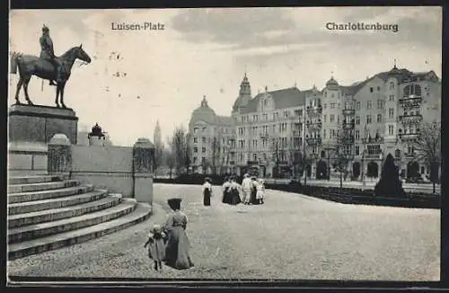 AK Charlottenburg, Luisen-Platz mit Geschäften und Denkmal
