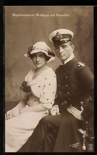 AK Kapitänleutnant Weddigen mit Gemahlin, Kommandant des U-Bootes U9 in Uniform