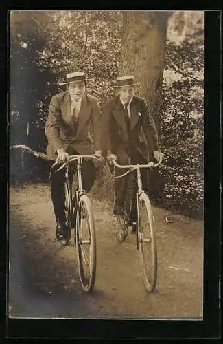 AK Herren auf Fahrrädern