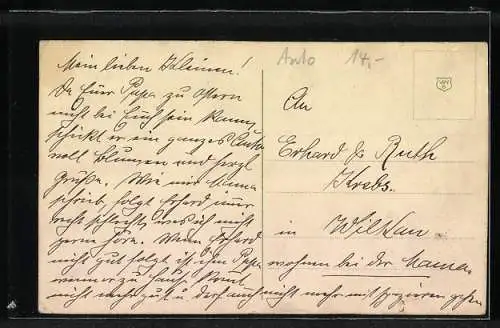 AK Junger Mann im Auto mit Blumen hinter Brieftaube, Glückwunsch