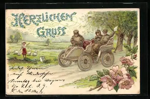 AK Paar im Auto fährt auf einer Landstrasse, Im Hintergrund Gänsemädchen