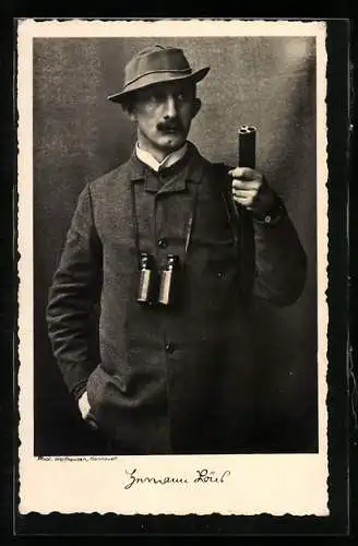 AK Journalist Hermann Löns mit Gewehr und Fernglas im Portrait