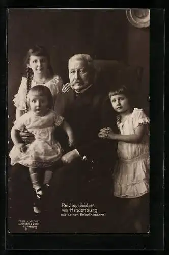 AK Paul von Hindenburg, der Reichspräsident mit seinen Enkelkindern