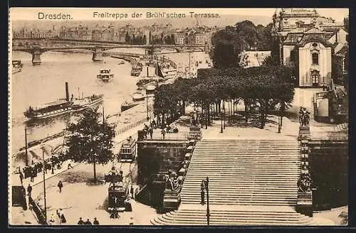 AK Dresden, Strassenbahnen an der Freitreppe der Brühlschen Terrasse