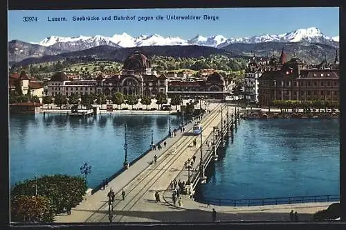 AK Luzern, Seebrücke mit Strassenbahn und Bahnhof gegen die Unterwaldner Berge