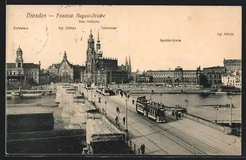 AK Dresden, Friedrich August-Brücke mit Strassenbahn, Im Hintergrund Gemälde-Galerie, Königliche Hofoper und Schlossturm