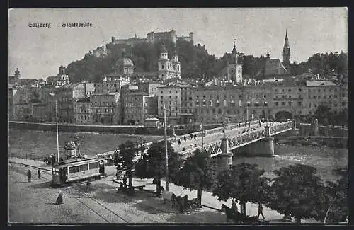 AK Salzburg, Staatsbrücke mit Strassenbahn und Blick auf Stadt und Burg