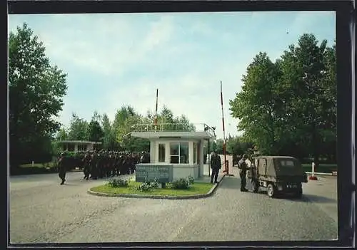 AK Salzburg, Schwarzenbergkaserne, Einfahrt mit Soldaten