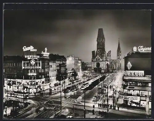 AK Berlin, Kaiser-Wilhelm-Gedächtniskirche mit Geschäften vom Kurfürstendamm aus gesehen bei Nacht