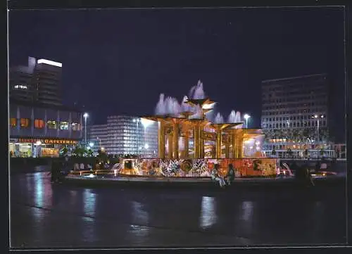 AK Berlin, Alexanderplatz mit Cafeteria Alexgrill und Brunnen bei Nacht