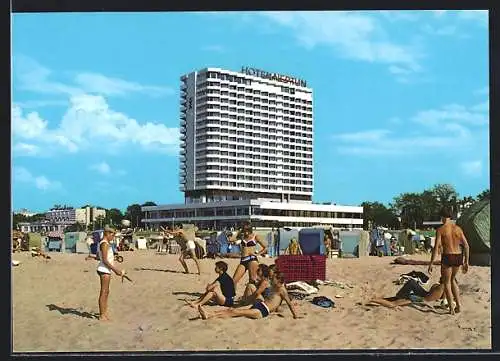 AK Rostock-Warnemünde, Strandpartie mit Blick zum Hotel Neptun