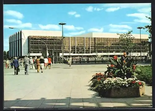 AK Berlin, moderne Architektur, Platzpartie vor dem Palast der Republik