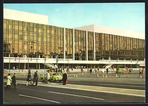 AK Berlin, Passanten vor dem Palast der Republik