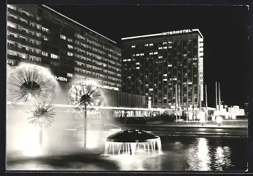 AK Dresden, Prager Strasse mit Interhotel Newa bei Nacht