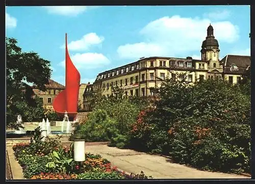 AK Halle /Saale, Parkansicht mit Fahnenmonument Flamme der Revolution