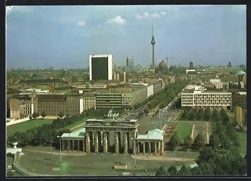 AK Berlin, Blick auf das Brandenburger Tor mit Blick auf Ost-Berlin