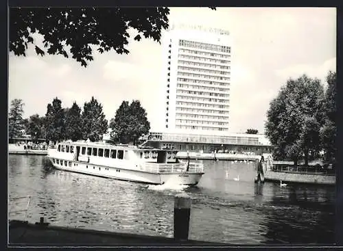 AK Potsdam, Interhotel und Ausflugsschiff