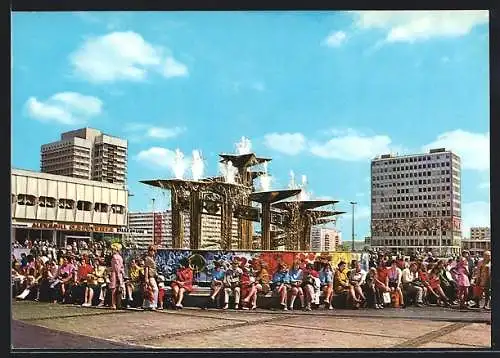AK Berlin, Menschen vor dem Brunnen auf dem Alexanderplatz