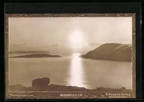 Fotografie G. Hagens Forlag, Hammerfest, Ansicht Midnatsolen / Norwegen, Dämmerung über Norwegischer Küstenlandschaft