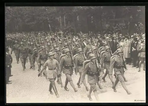 Fotografie Reichswehr Militärparade, Infanteristen mit Stahlhelm & Ausrüstung im Gleichschritt marschierend