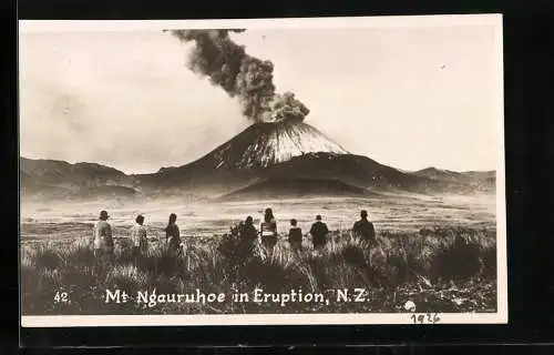 Fotografie unbekannter Fotograf, Ansicht Neuseeland, Vulkan Mt. Ngauruhoe während einer Eruption