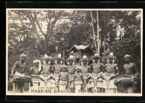 Fotografie unbekannter Fotograf, Ansicht Mahakande / Sri Lanka - Ceylon, Kandian Dancers