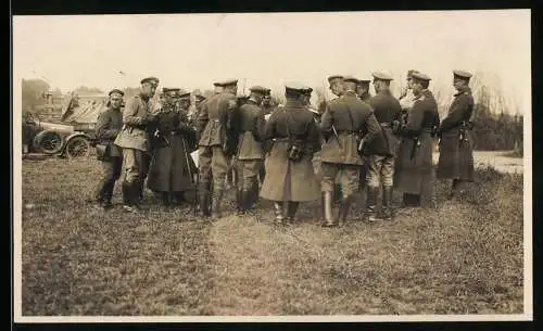 Fotografie 1.WK, General mit Orden Halskreuz während einer Lagebespechung mit Stabs-Offizieren