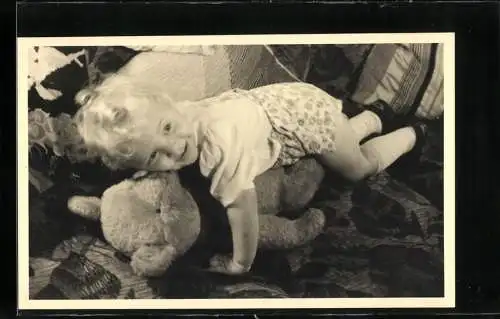 Fotografie niedlicher Blonder Knabe kuschelt mit Teddybär, Teddy, Teddybear an seinem 2. Geburtstag 1944