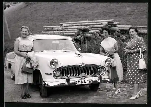 Fotografie Auto Simca, Damen posieren vor PKW mit Kennzeichen München