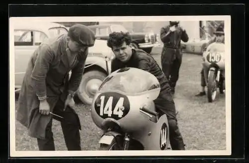 Fotografie Motorrad, Bursche sitzt auf Rennmotorrad Startnummer 144
