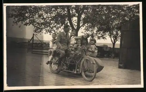 Fotografie Motorrad Douglas mit Seitenwagen, Mann mit vielen Kindern auf Krad sitzend