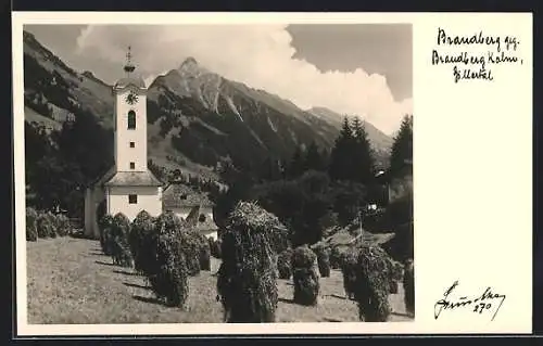 Foto-AK Hans Hruschka Nr. 270: Brandberg /Zillertal, Kirche gegen das Gebirge
