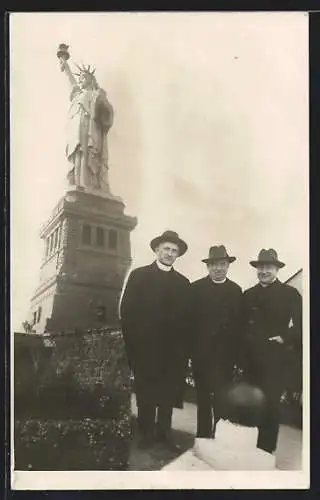 AK New York City, N. Y., Freiheitsstatue und drei Geistliche