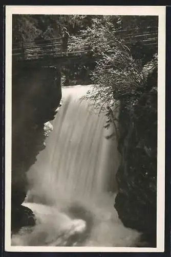 AK Flüela-Wasserfall, Besucher auf der Holzbrücke