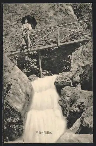 AK Mirafälle, Wasserfall und Frau auf Holzbrücke