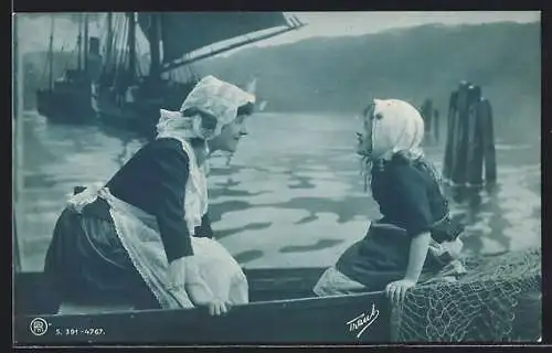 Foto-AK RPH Nr. 391-4767: Frau und Mädchen im Ruderboot